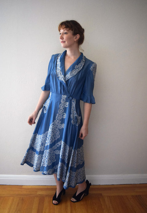 1930s embroidered dressing gown . vintage 30s dress . size medium to large