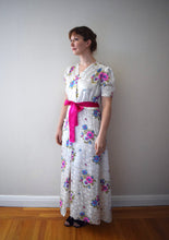 Load image into Gallery viewer, 1940s floral print rayon satin dressing gown . size xs to medium