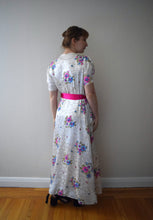 Load image into Gallery viewer, 1940s floral print rayon satin dressing gown . size xs to medium