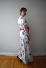 Load image into Gallery viewer, 1940s floral print rayon satin dressing gown . size xs to medium