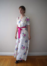 Load image into Gallery viewer, 1940s floral print rayon satin dressing gown . size xs to medium