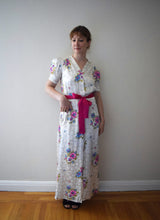 Load image into Gallery viewer, 1940s floral print rayon satin dressing gown . size xs to medium