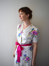 Load image into Gallery viewer, 1940s floral print rayon satin dressing gown . size xs to medium