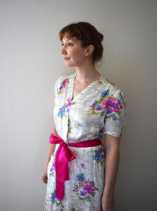 1940s floral print rayon satin dressing gown . size xs to medium