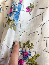 Load image into Gallery viewer, 1940s floral print rayon satin dressing gown . size xs to medium