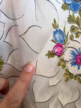 Load image into Gallery viewer, 1940s floral print rayon satin dressing gown . size xs to medium