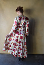 Load image into Gallery viewer, 1940s dressing gown . vintage rose print satin dress . size m