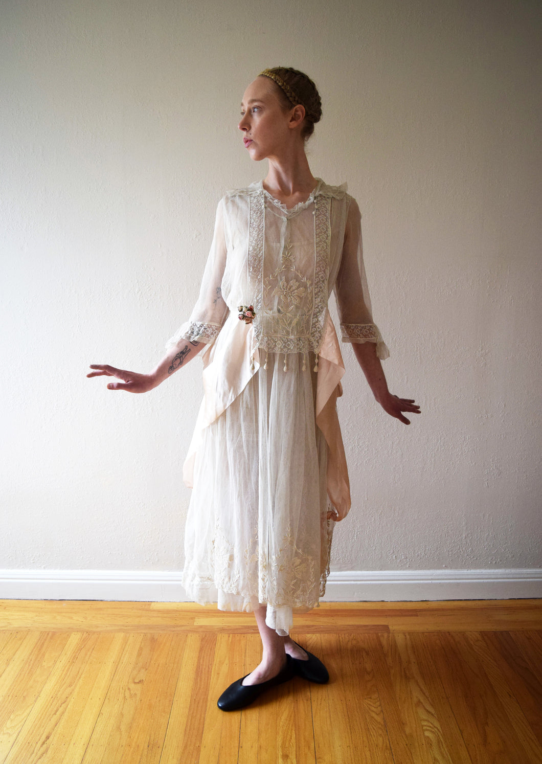 Antique 1910s embroidered net dress . vintage wedding dress . size xs to small